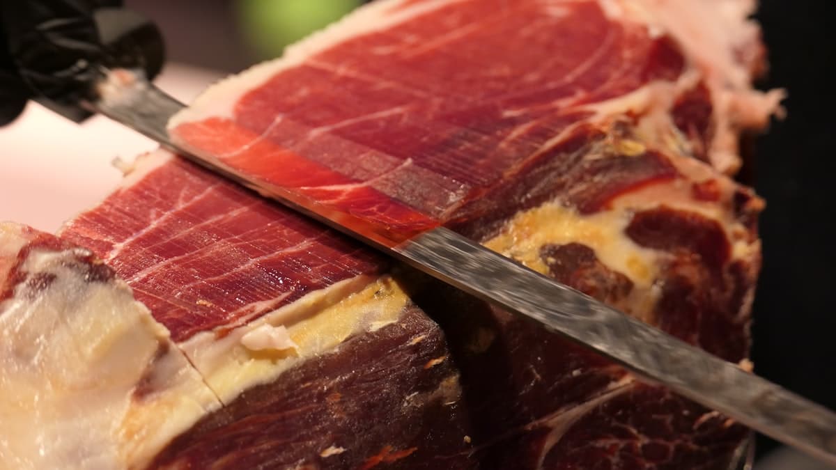 Jamón ibérico de bellota recién cortado sobre tabla
